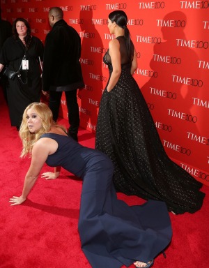 amy schumer falls on red carpet trainwreck
